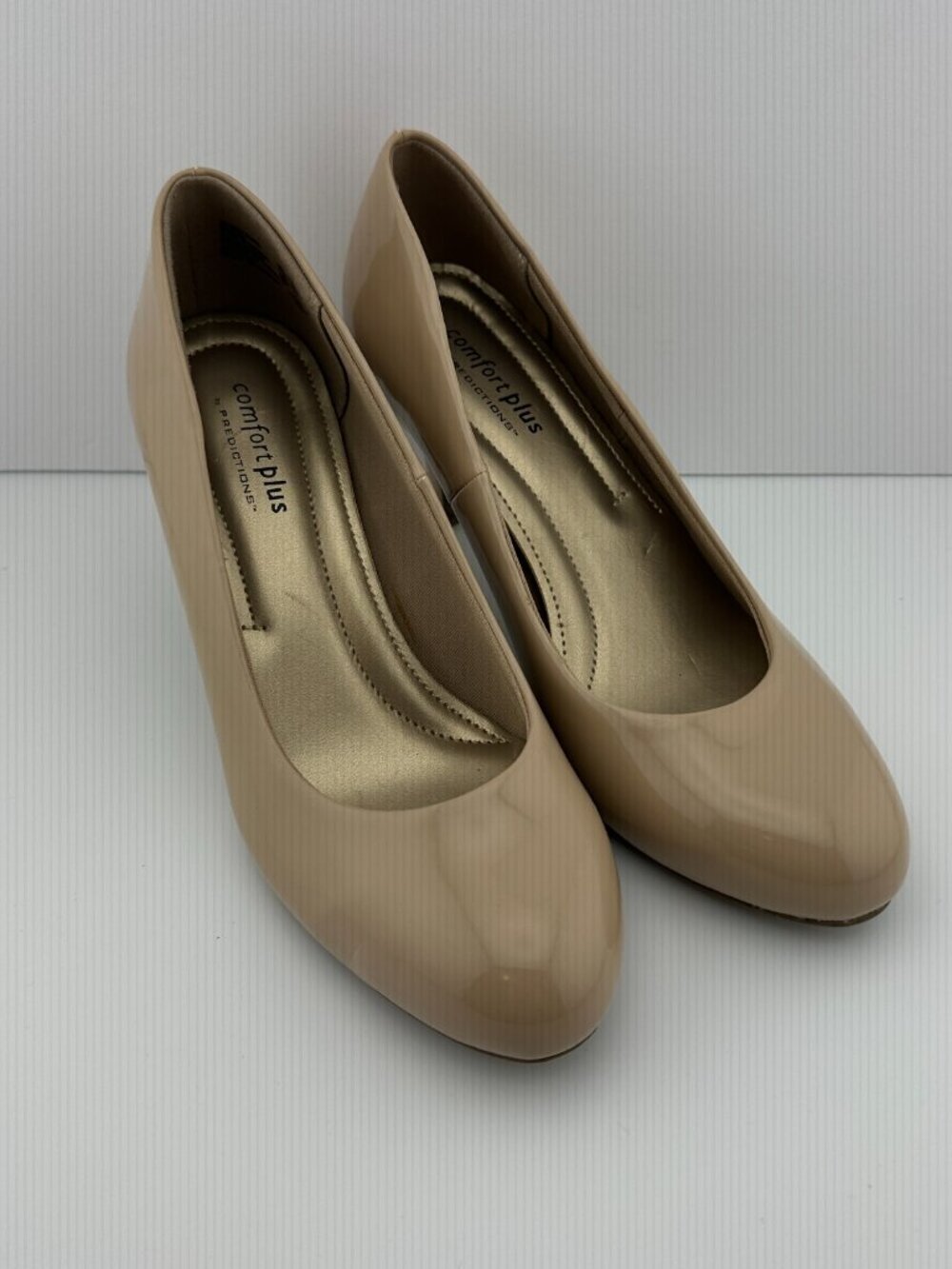 COMFORT PLUS by PREDICTIONS BEIGE FAUX LEATHER ROUND TOE HEEL PUMPS SIZE 7W